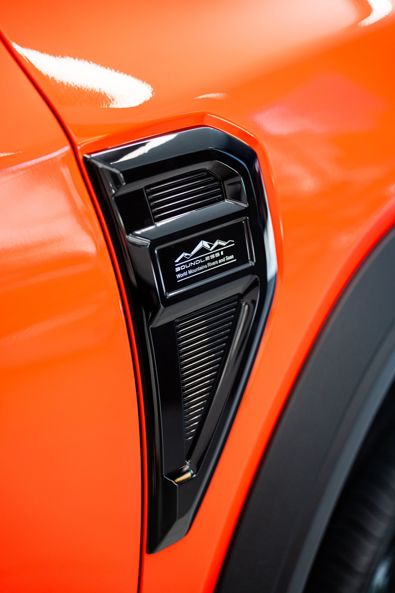Rely R8 Naranja Perfil Completo