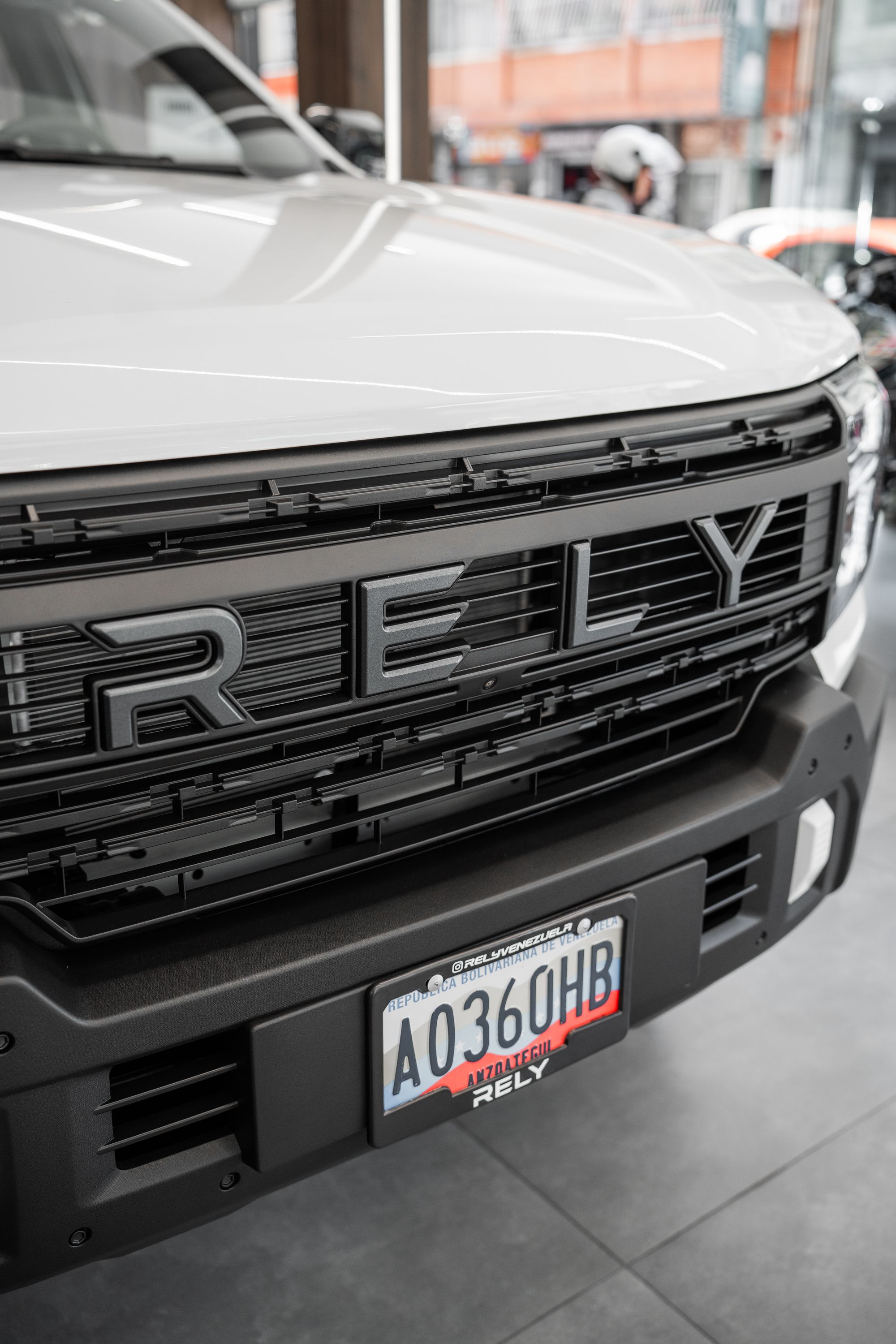 RELY R8 blanca ángulo tres cuartos frente Venezuela pickup Luxury